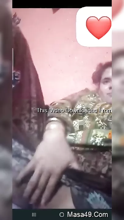 Lustful Paki Housewife Boldly Exposing Her Juicy Pussy for Ultimate Arousal