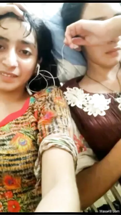 Passionate Paki Temptress Baring Nude and Indulging in Deep Cunt Fingering