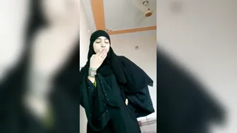 Ravishing Paki Babe Unveiling Nude Form and Fingering Her Juicy Wet Cunt