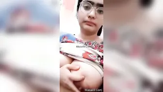 Sultry Paki Seductress Teasingly Revealing Her Perky Boobs in Steamy Solo Video