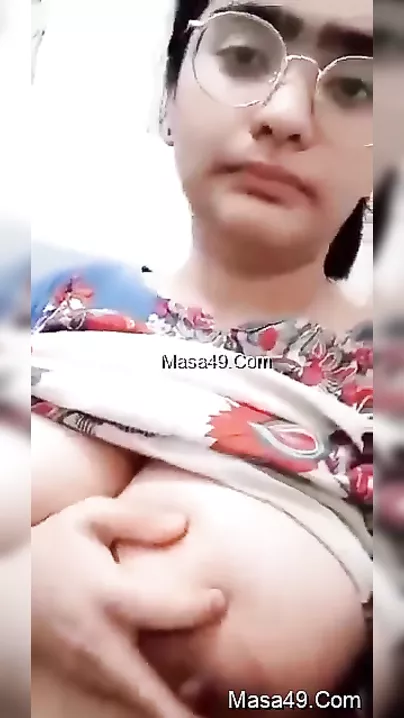 Sultry Paki Seductress Teasingly Revealing Her Perky Boobs in Steamy Solo Video