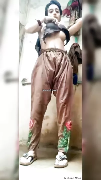 Seductive Paki Beauty Displaying Nude Figure While Bathing Sensually