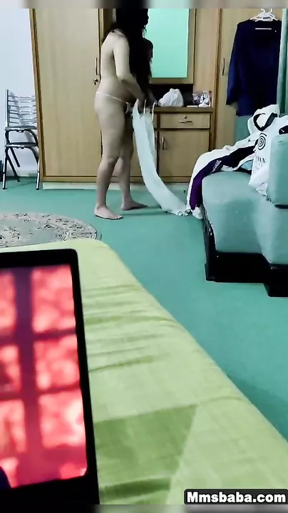Irresistible Paki Beauty Capturing Her Nude Self in Erotic Video Clip