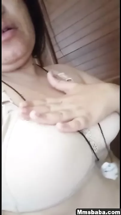 Curvy Paki Wife Flaunting Her Generous Bosoms in Provocative Display
