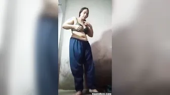 Voluptuous Paki Housewife Boldly Showcasing Her Nude Figure Seductively