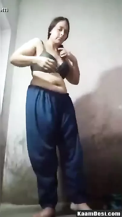 Voluptuous Paki Housewife Boldly Showcasing Her Nude Figure Seductively