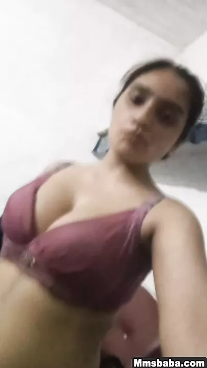Sizzling Paki Vixen Teasingly Unveiling Her Luscious Breasts in Hot Clip