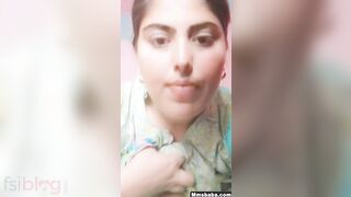 Alluring Paki Babe Flaunting Her Seductive Boobs in Enticing Performance