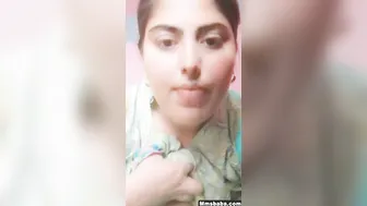 Alluring Paki Babe Flaunting Her Seductive Boobs in Enticing Performance