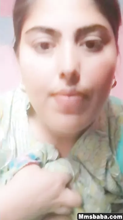 Alluring Paki Babe Flaunting Her Seductive Boobs in Enticing Performance