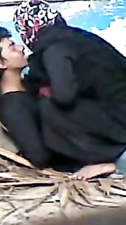 Young Indian Lovers Having Quick Outdoor Sex Scandal