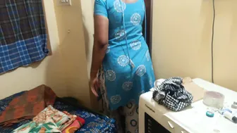 Curvy Indian Housewife Bathing And Teasing In Viral Clip