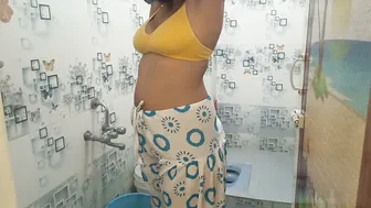 Curvy Indian Housewife Bathing And Teasing In Viral Clip