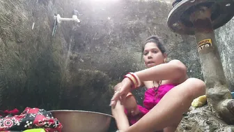 Bihari Wife Bathing Removing Saree Showing Big Boobs