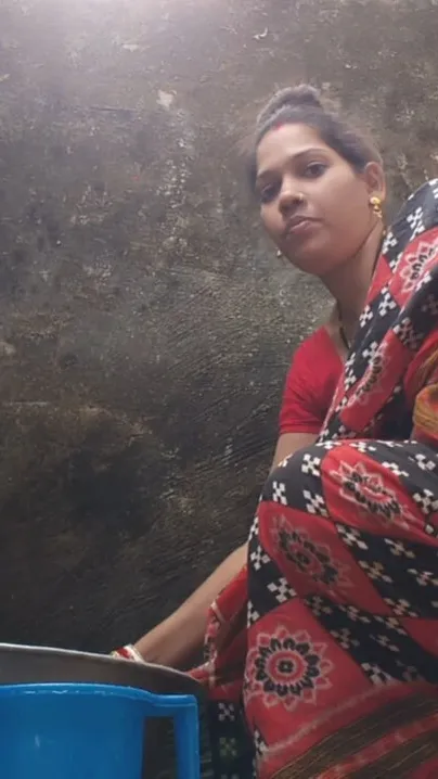 Bihari Wife Bathing Removing Saree Showing Big Boobs