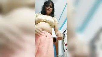 Married Bhabhi Recording Herself Naked For Her Secret Lover