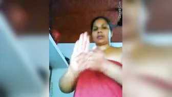 Thick Mallu Bhabhi Proudly Showing Off Her Massive Natural Tits