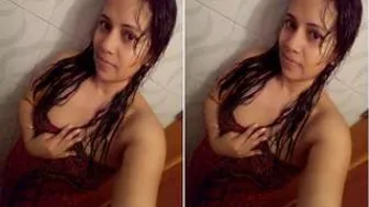 Naked GF Showing Off Her Perky Tits And Shaved Pussy