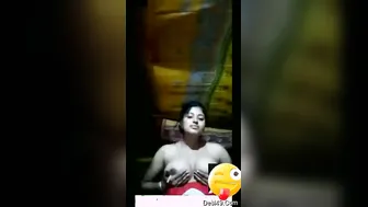Married Bhabhi Teasing Lover Showing Her Boobs On Video Call