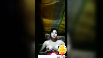 Married Bhabhi Teasing Lover Showing Her Boobs On Video Call