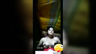 Married Bhabhi Teasing Lover Showing Her Boobs On Video Call