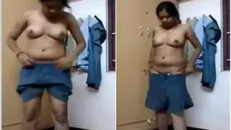 Desi Babe Stripping Off Her Clothes Showing Tits And Pussy