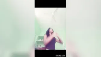Cute GF Showing Everything While Bathing On Video Call