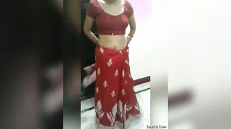 Bhabhi Unwrapping Her Saree Exposing Her Natural Big Boobs