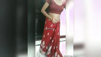 Bhabhi Unwrapping Her Saree Exposing Her Natural Big Boobs