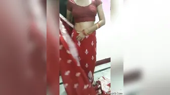Bhabhi Unwrapping Her Saree Exposing Her Natural Big Boobs