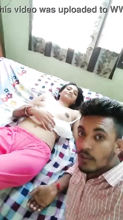 Desi girlfriend boob show in the bedroom