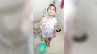 Sexy solo selfie episode goes viral on the internet