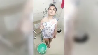 Sexy solo selfie episode goes viral on the internet