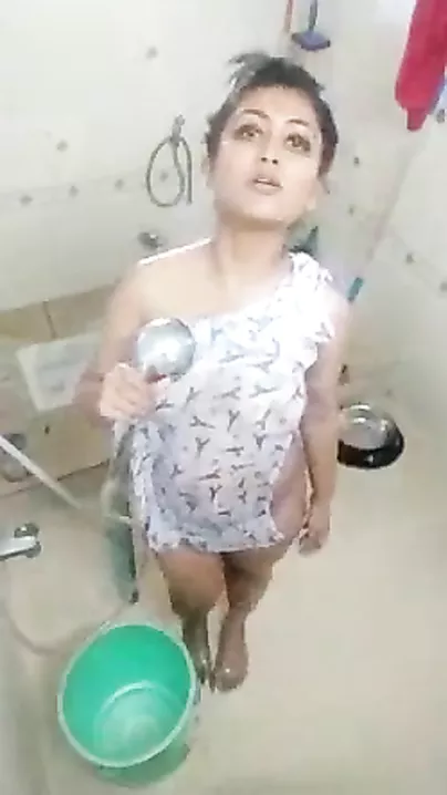 Sexy solo selfie episode goes viral on the internet