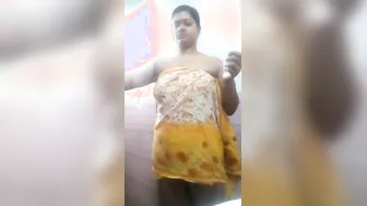 Desi hot MMS video of a hawt Desi cutie taking bathroom