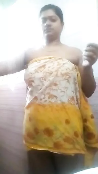 Desi hot MMS video of a hawt Desi cutie taking bathroom