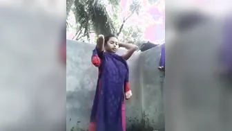 Dehati hotty bathing in nature's garb selfie Dehati hot video