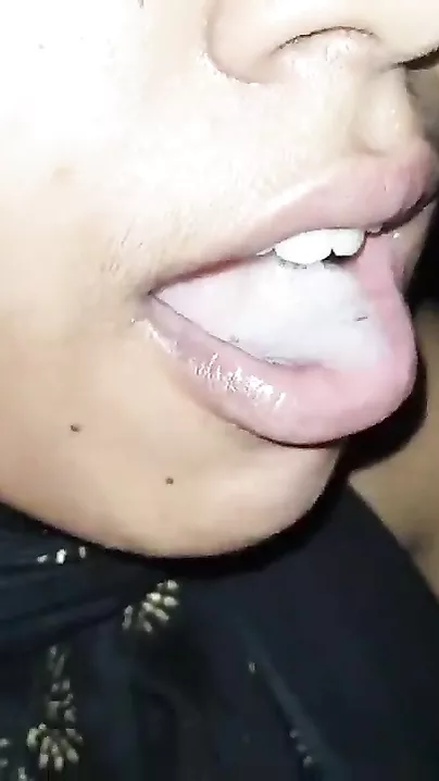 Muslim gal engulfing dick of her colleague