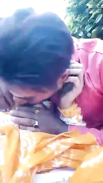 Indian pointer sisters engulfing outdoors sex MMS trending online