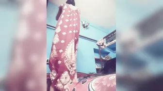 Desi GF Exposing Her Round Tits And Big Juicy Ass