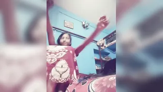 Desi GF Exposing Her Round Tits And Big Juicy Ass