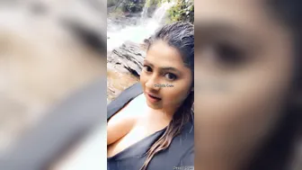 Hot Desi GF Exposing Her Perfect Boobs For The Camera