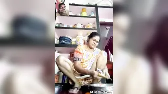 Married Aunty Flashing Her Pussy For Lover During Video Call Fun