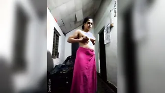 Married Bhabhi Recording Nude Selfie Video For Hubby Abroad