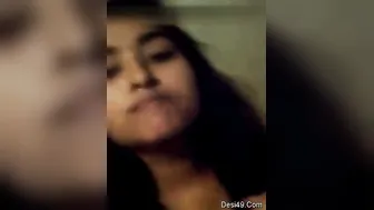 Sexy Indian Teen Babe Fingering Her Wet Pussy Moaning Loudly