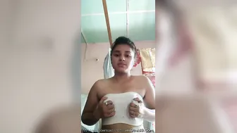 Cute Desi Babe Showing Off Her Natural Boobs To Her Boyfriend