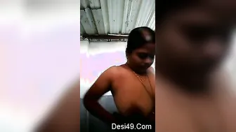 Married Bhabhi Revealing Her Huge Soft Boobs During Secret Chat