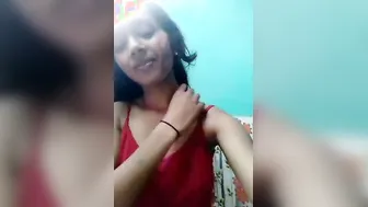 Desi GF Getting Naked And Showing Her Pussy And Boobs