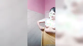 Amateur Babe Stripping And Revealing Her Perfect Indian Boobs