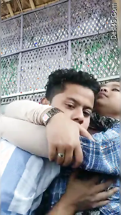 College GF Getting Her Tits Sucked Outdoors By Lover